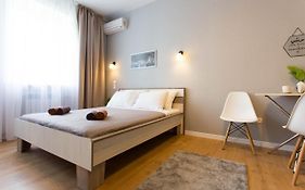 Modern Studio, Metro Yaroslava Mudroho And Universytet - Chernyshevska Str 95-2